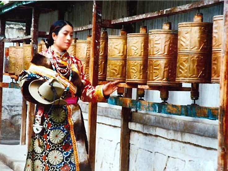 Femme tibétaine et des moulins à prière