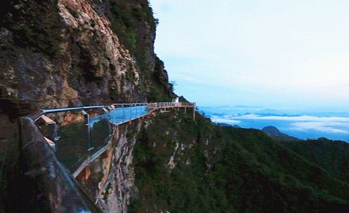 China’s highest glass walkway debuted to the public 