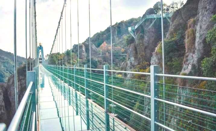 The longest glass bridge in Chongqing opened to public
