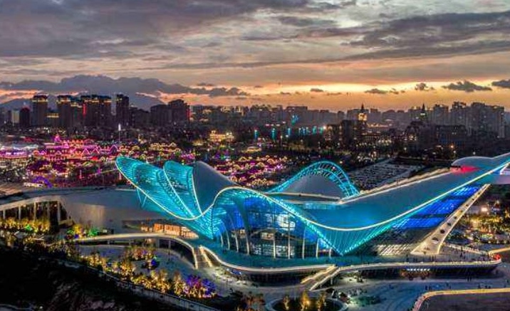 Tourists from different countries celebrate the 29th Qingdao International Beer Festival