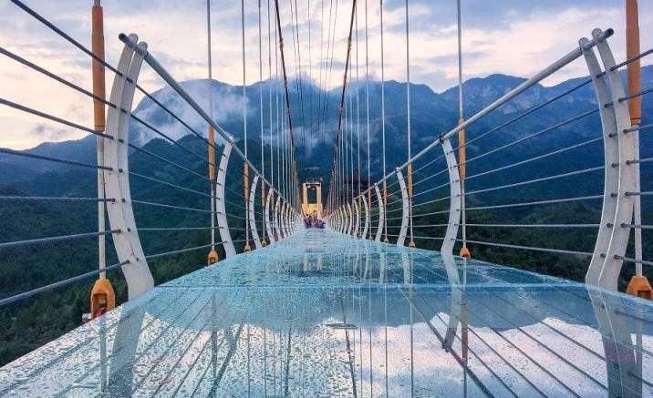 Xinjiang Korla Longshan Park opens 9D glass-bottomed bridge