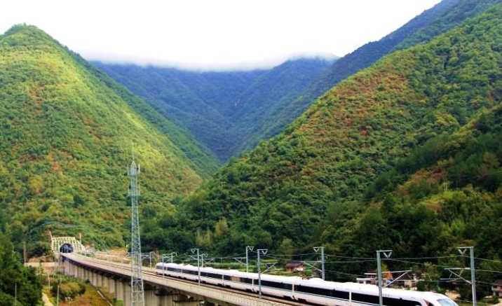 Track-laying completed for Chengdu-Guiyang high-speed railway