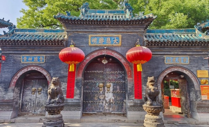 Foreign travelers explore small-city experiences across China
