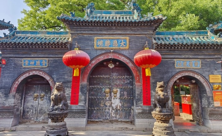 Foreign travelers explore small-city experiences across China
