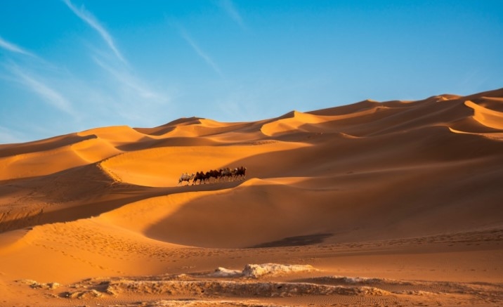Ancient sand therapy draws global travelers to Xinjiang’s “Hot Island”