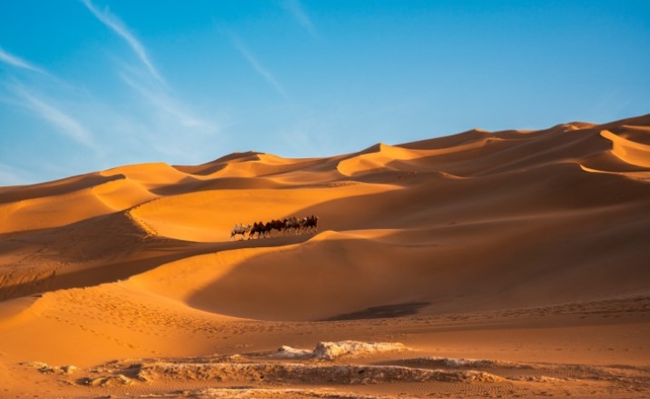 Ancient sand therapy draws global travelers to Xinjiang’s “Hot Island”