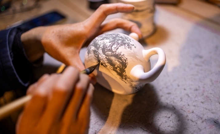 Foreign artists find a creative home in Jingdezhen as global “Jingpiao” community thrives