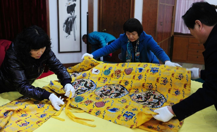 Replicas of imperial robes exhibition held in Beijing