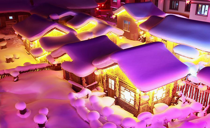 Vue nocturne du village Xuexiang - un monde féérique du nore de la Chine