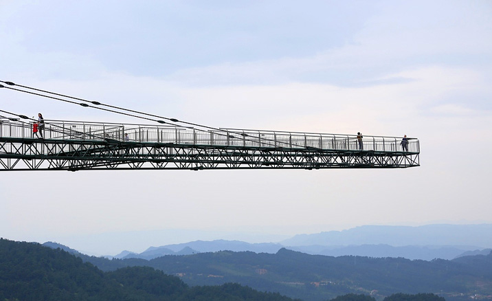 Le pont en porte-à-faux de Chongqing s'étend à 86 mètres de la falaise.