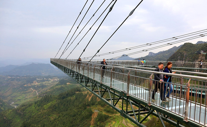 Le pont en porte-à-faux de Chongqing ne peut que supporter 30 pax au max. en même temps.