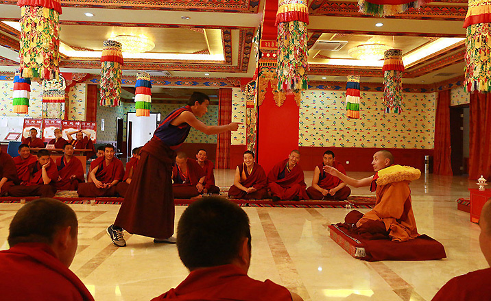 des débats sur les soutras du Collège du Bouddhisme de langue tibétaine