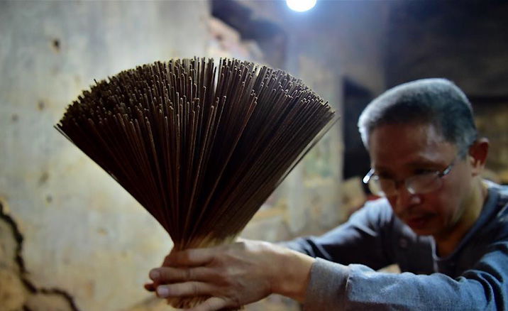 Les encens Yongchun (永春) : tremper les parfums sur les minces tiges de bambou