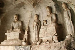 Les statues dans la grotte de la Colline Fubo