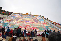 monastère Drepung -- l'exposition d'un Thangka de Bouddha énorme