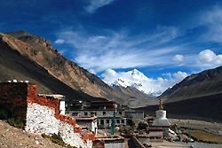 Une vue panoramique de l'Himalaya du point d'observation de monastère de Rongbuk
