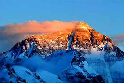 Admirer le lever du soleil et la nuage en forme de drapeau du Mt. Everest