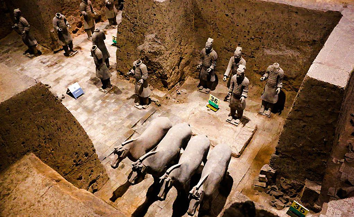 Le mausolée des guerriers et les chevaux en terre cuite de l'empereur de Qin Shihuangdi, Xi'an