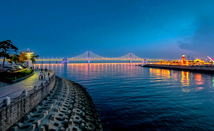 La vue nocturne au rive de la rivière Binhai, Tianjin