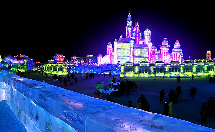 Vue nocturne de la cité de glace à Harbin